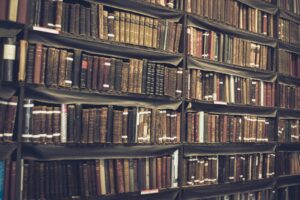 Comoara din bibliotecă: Explorând Farmecul Cărților Vechi