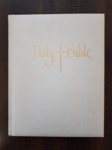 The Holy Bible with the confraternity text. Catholic Version (1966, format 23 x 28 cm, coperti piele, margini aurite)