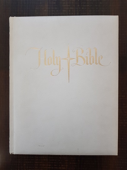 The Holy Bible with the confraternity text. Catholic Version (1966, format 23 x 28 cm, coperti piele, margini aurite)