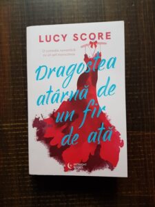 Lucy Score - Dragostea atarna de un fir de ata