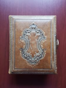 Album fotografic alcatuit din 31 de fotografii vechi din perioada 1870-1890, cuprinde personalitati importante ale Romaniei
