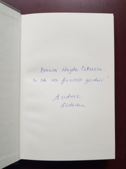 Andreea Raducan - Reversul medaliei (2012, cu dedicatia si autograful autoarei) - imagine 2