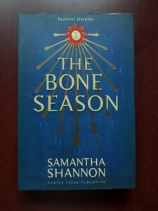 Samantha Shannon - The bone season (Sezonul oaselor), contine autograful autoarei