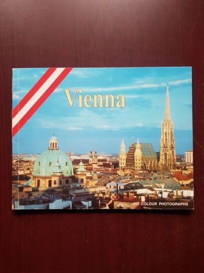 Vienna. 111 color photographs