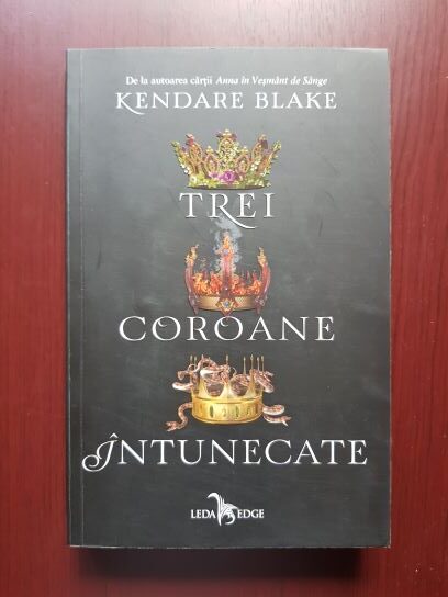 Kendare Blake - Trei coroane intunecate
