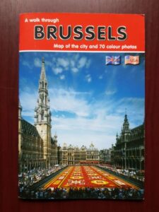 A walk through Brussels. Map of the City and 70 colour photos